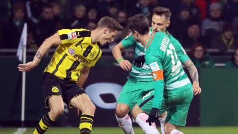Erik Durm frente a Bauer y Bartels