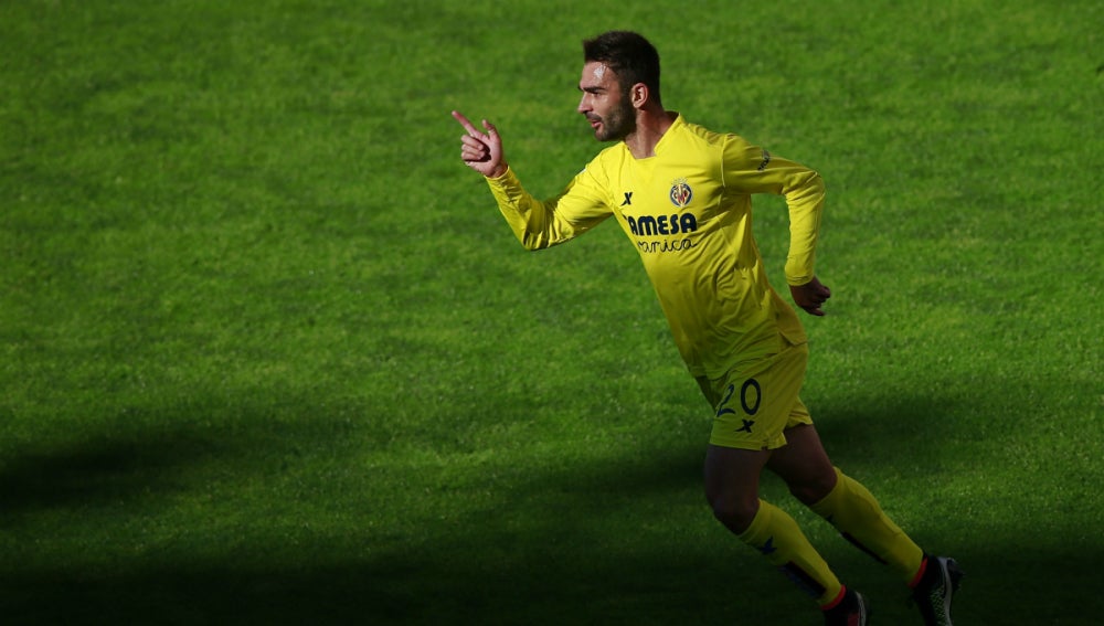 Adrián López celebra un gol con el Villarreal