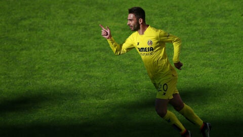 Adri&aacute;n L&oacute;pez celebra un gol con el Villarreal