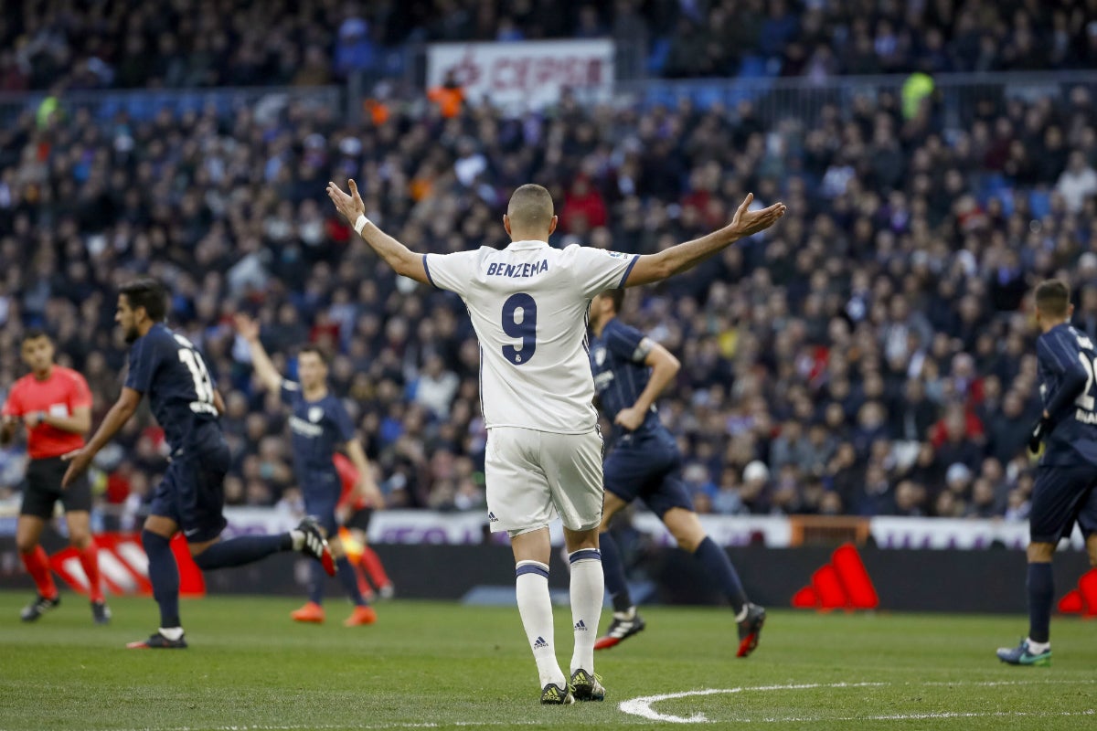 El Santiago Bernabéu silba a Benzema en su cambio por Morata El Santiago Bernabéu silba a Benzema en su cambio por Morata