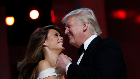 Melania Trum crea el vestido que luci&oacute; en el baile presidencial junto a su marido Donald Trump