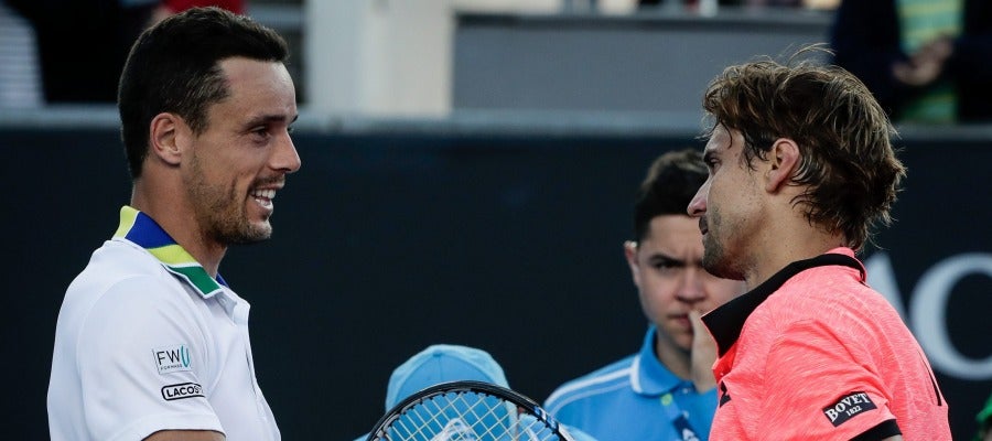 Roberto Bautista y David Ferrer se dan la mano tras su partido Roberto Bautista y David Ferrer se dan la mano tras su partido