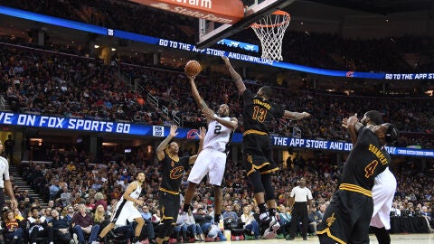Kawhi Leonard lanza un gancho ante la defensa de Tristan Thompson