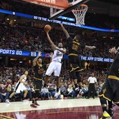 Kawhi Leonard lanza un gancho ante la defensa de Tristan Thompson Kawhi Leonard lanza un gancho ante la defensa de Tristan Thompson