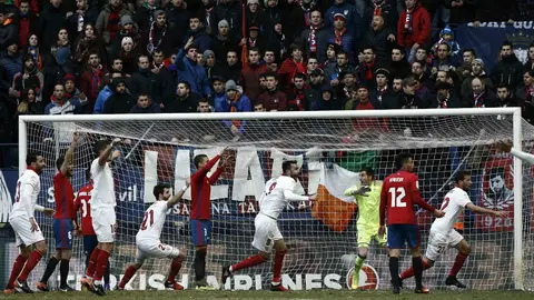 Osasuna protesta el gol del Mudo Vázquez Osasuna protesta el gol del Mudo Vázquez