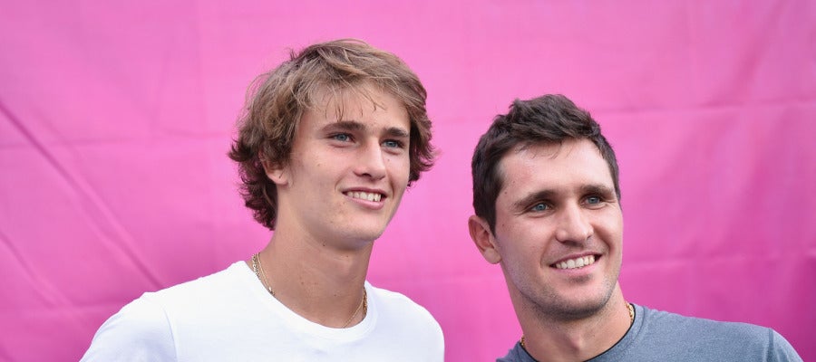 Alexander y Mischa Zverev posan para una foto Alexander y Mischa Zverev posan para una foto