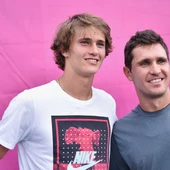 Alexander y Mischa Zverev posan para una foto Alexander y Mischa Zverev posan para una foto