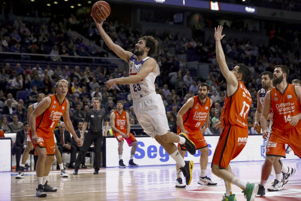 El Real Madrid gana un intenso y polémico partido al Valencia Basket El Real Madrid gana un intenso y polémico partido al Valencia Basket