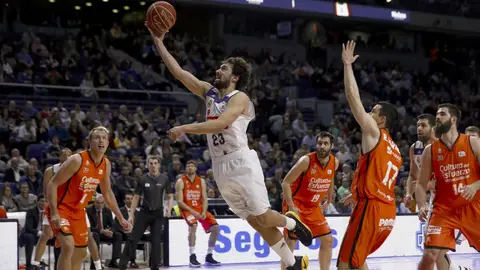 Sergio Llull se aproxima a canasta Sergio Llull se aproxima a canasta