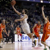 Sergio Llull se aproxima a canasta