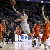 Sergio Llull se aproxima a canasta Sergio Llull se aproxima a canasta