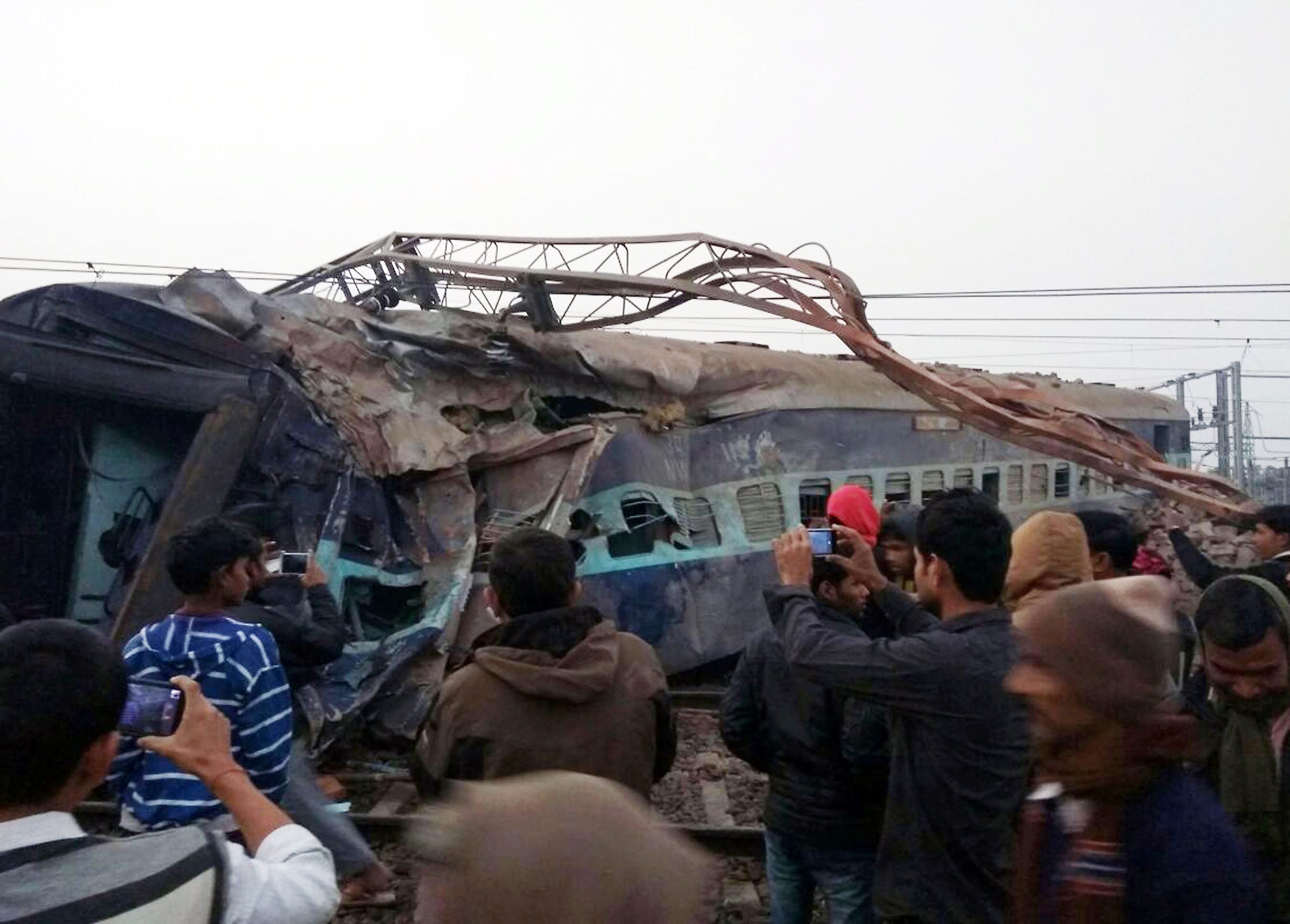 El descarrilamiento de un tren en la India causa al menos 39 muertos El descarrilamiento de un tren en la India causa al menos 39 muertos