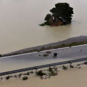 Campos y una carretera inundados en el municipio de Montuiri (Mallorca) que ha quedado incomunicado debido a las fuertes lluvias en la isla