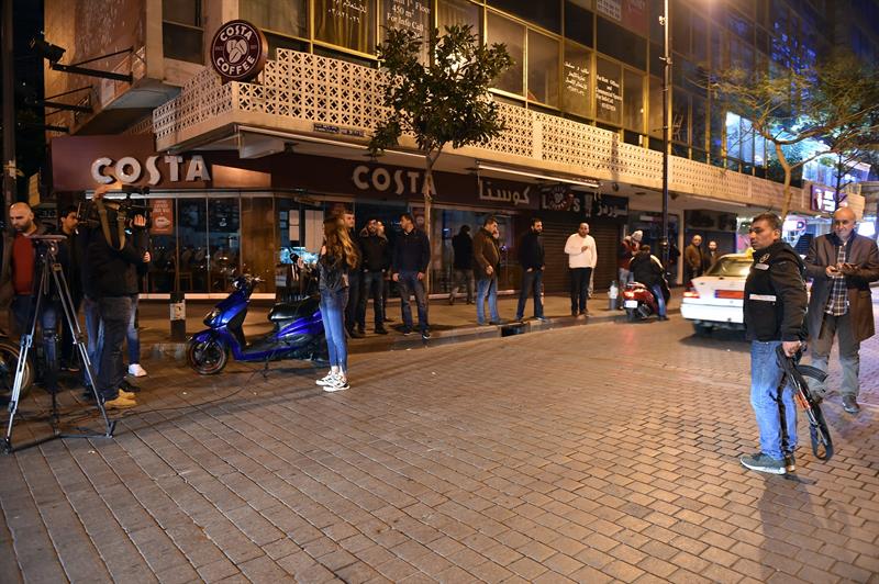 Soldados libaneses evitan un atentado suicida en una cafetería de Beirut Soldados libaneses evitan un atentado suicida en una cafetería de Beirut