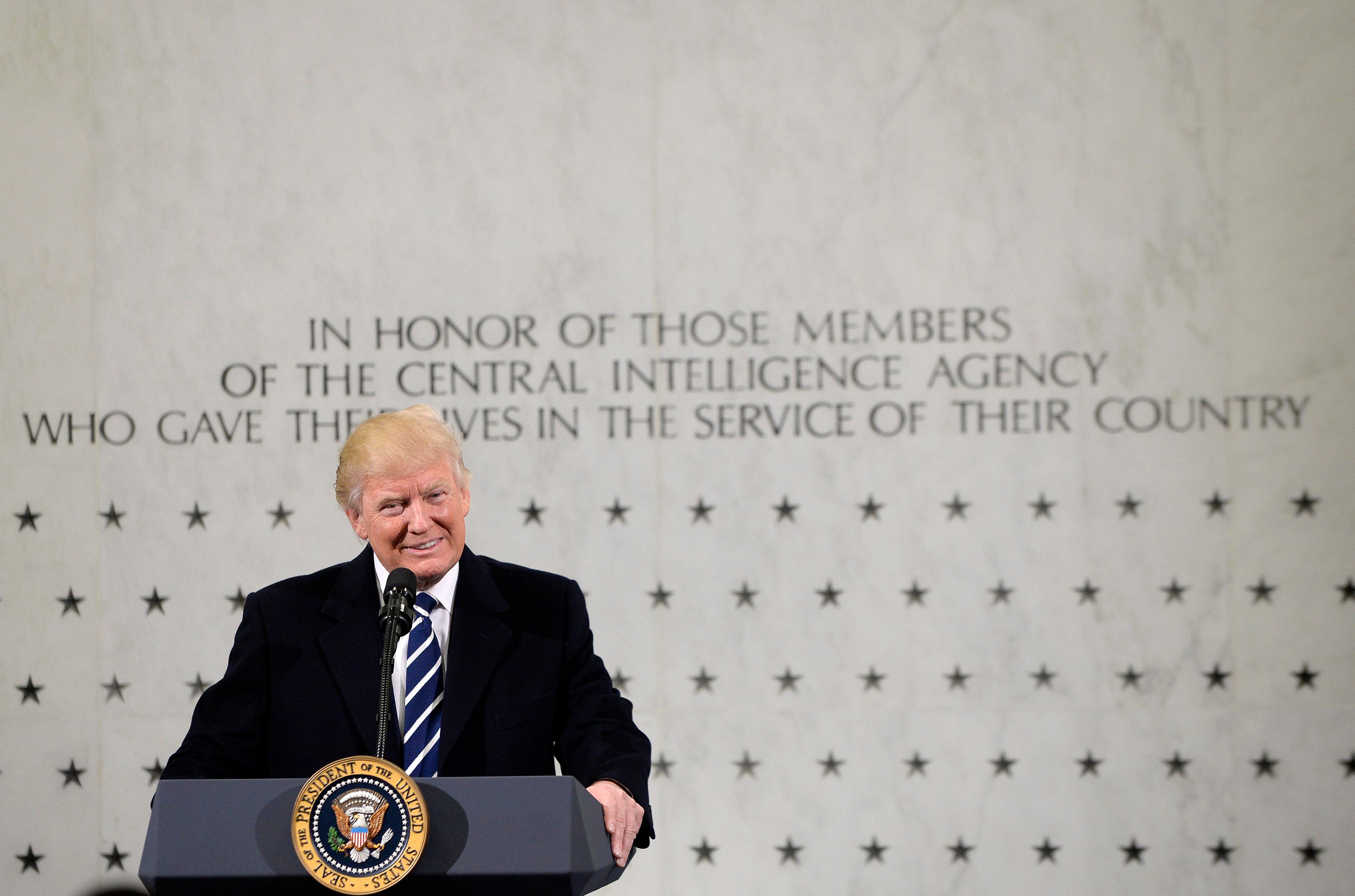 Las preguntas de Amón: "Dice el Papa que es peligrosa la aparición de salvadores en tiempos de crisis. ¿Se refiere a Trump, a Cristo o a sí mismo?" Las preguntas de Amón: "Dice el Papa que es peligrosa la aparición de salvadores en tiempos de crisis. ¿Se refiere a Trump, a Cristo o a sí mismo?"