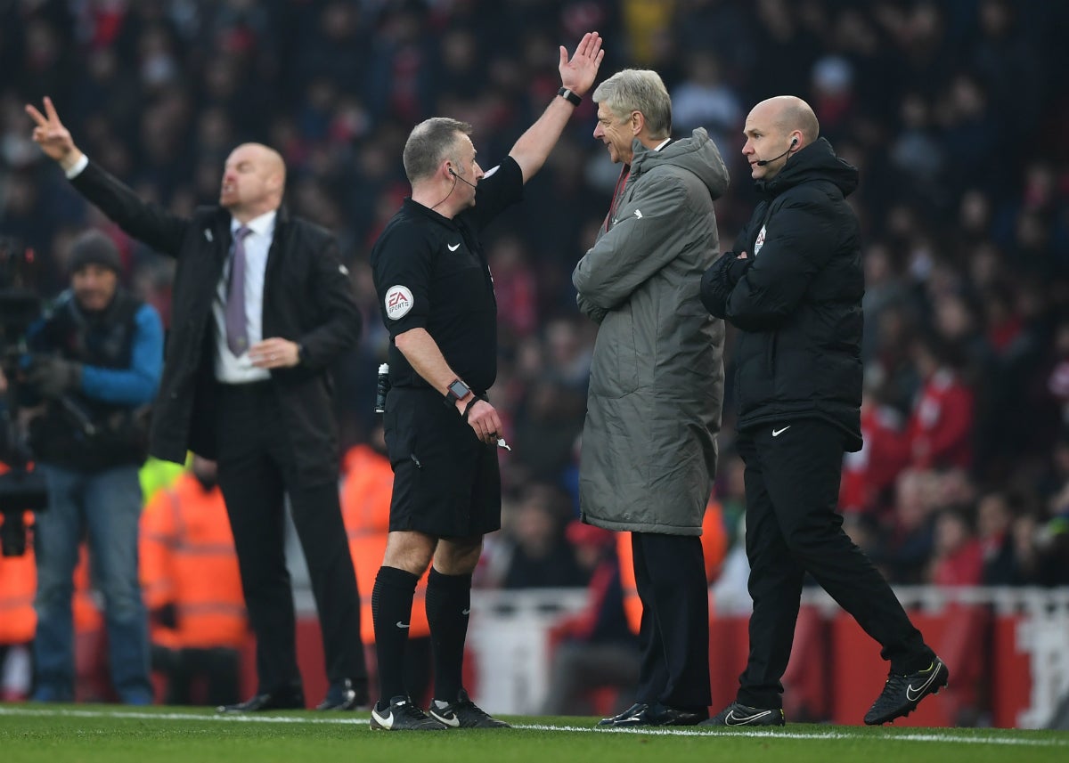 Wenger pide perdón por empujar al cuarto árbitro en el Arsenal - Burnley: "Todo ocurrió en un momento muy loco" Wenger pide perdón por empujar al cuarto árbitro en el Arsenal - Burnley: "Todo ocurrió en un momento muy loco"