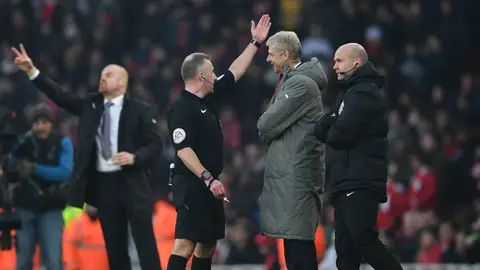 Wenger protesta al colegiado Wenger protesta al colegiado