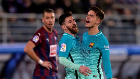Denis Su&aacute;rez celebra junto a Messi su gol contra el Eibar