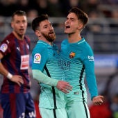 Denis Suárez celebra junto a Messi su gol contra el Eibar