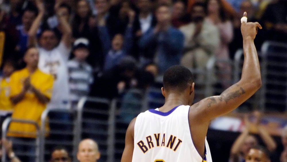 Kobe Bryant lleva su dedo al cielo tras meter 81 puntos a los Raptors