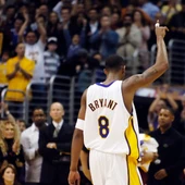 Kobe Bryant lleva su dedo al cielo tras meter 81 puntos a los Raptors Kobe Bryant lleva su dedo al cielo tras meter 81 puntos a los Raptors