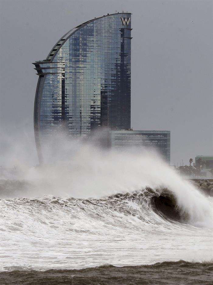 El temporal deja olas de hasta 8 metros en Barcelona y causa daños en la playa El temporal deja olas de hasta 8 metros en Barcelona y causa daños en la playa