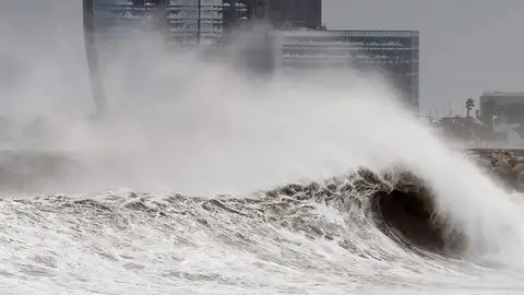 Oleaje en Barcelona Temporal de Cataluña