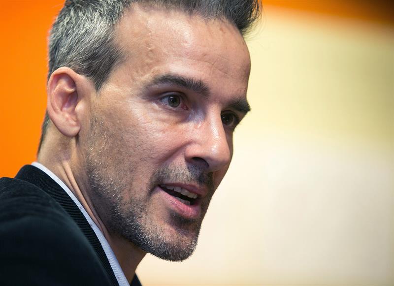 David Calle, el profesor madrileño de YouTube, cuyos vídeos le han convertido en finalista del Global Teacher Prize 2017 David Calle, el profesor madrileño de YouTube, cuyos vídeos le han convertido en finalista del Global Teacher Prize 2017
