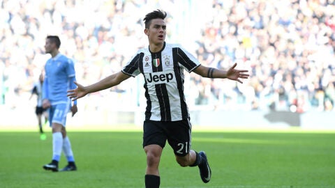 Dybala anota un gol ante la Lazio