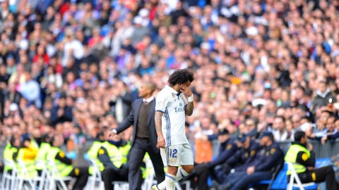 Marcelo retir&aacute;ndose lesionado del partido