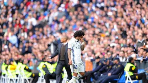 Marcelo retirándose lesionado del partido Marcelo retirándose lesionado del partido
