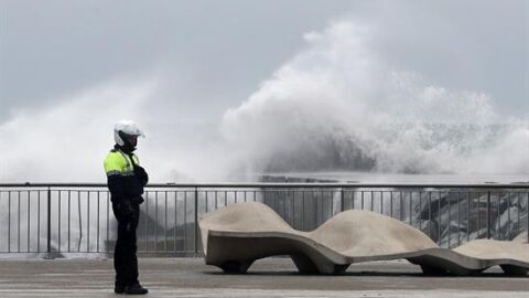 Un agente de la Guardia Urbana en la playa de la Barceloneta