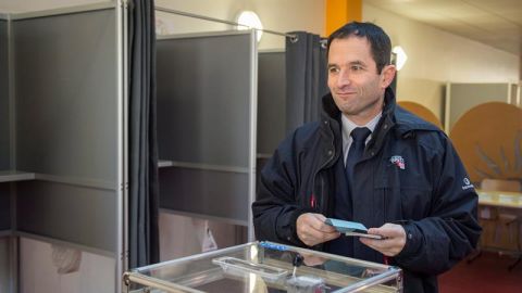 Benoit Hamons durante la votaci&oacute;n