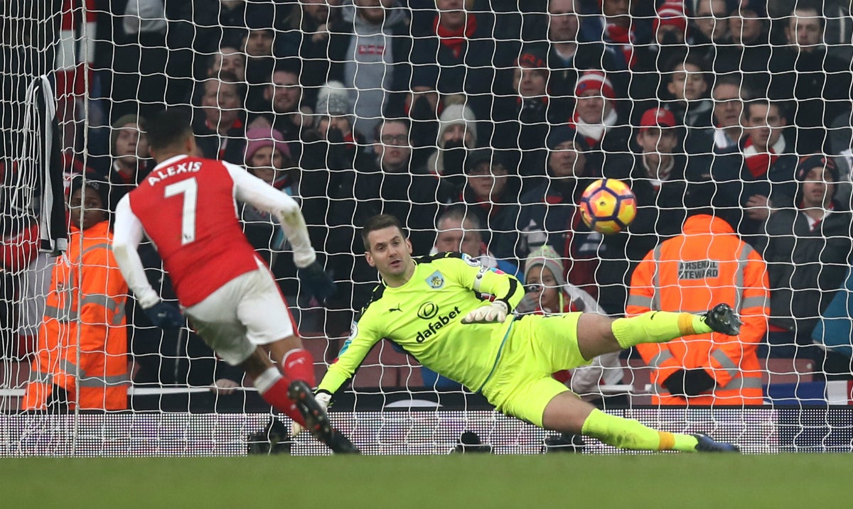 Un penalti a lo panenka de Alexis en el 97' da la victoria al Arsenal contra el Burnley Un penalti a lo panenka de Alexis en el 97' da la victoria al Arsenal contra el Burnley