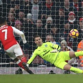 Alexis anota un penalti a lo panenka