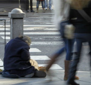 Una persona pidiendo limosna en la calle Una persona pidiendo limosna en la calle