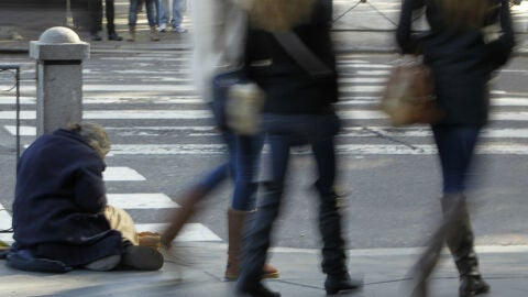 Una persona pidiendo limosna en la calle