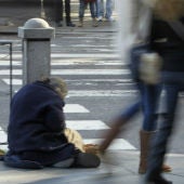 Una persona pidiendo limosna en la calle