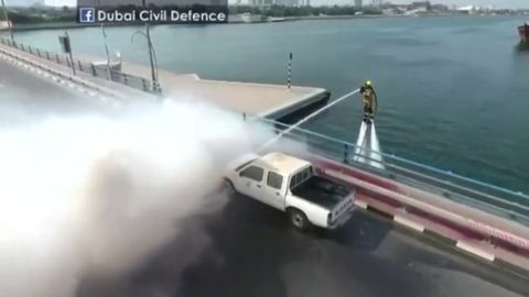 Frame 31.433369 de: Bomberos impulsados por flyboard luchan contra el fuego