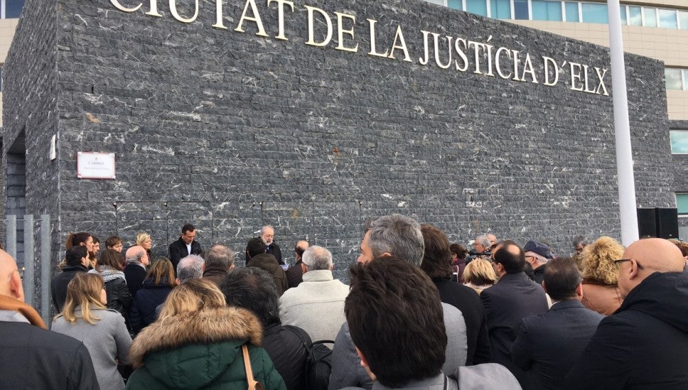 Elche ha dedicado la calle principal de la Ciudad de la Justicia a los abogados asesinados en 1977 en Atocha. 