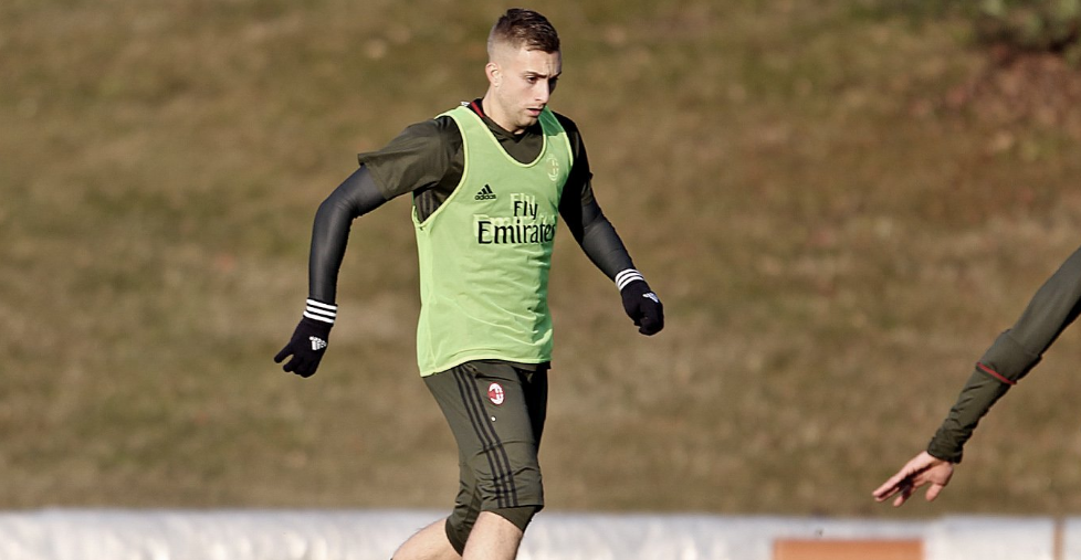 Gerard Deulofeu firma su cesión con el Milán hasta final de temporada Gerard Deulofeu firma su cesión con el Milán hasta final de temporada