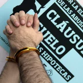 Dos manos atadas durante una protesta contra la cláusulas suelo de las hipotecas Dos manos atadas durante una protesta contra la cláusulas suelo de las hipotecas