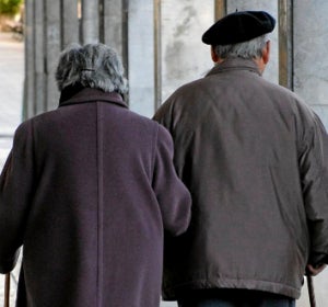 Una pareja de ancianos pasea por la calle Una pareja de ancianos pasea por la calle