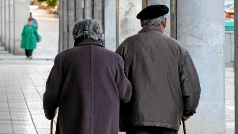 Una pareja de ancianos pasea por la calle