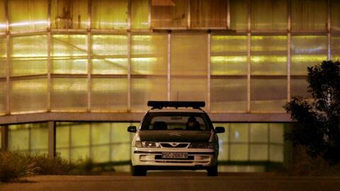 Un coche de la Guardia Civil patrulla los alrededores del centro penitenciario de Picassent (Valencia)