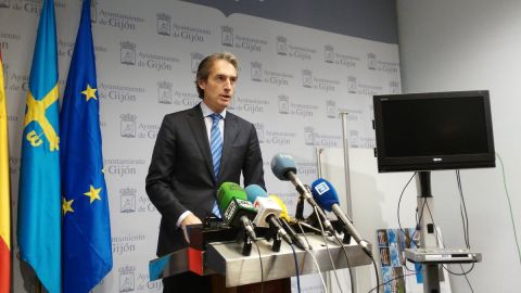 &Iacute;&ntilde;igo de la Serna, Ministro de Fomento, en rueda de prensa en el Ayuntamiento de Gij&oacute;n