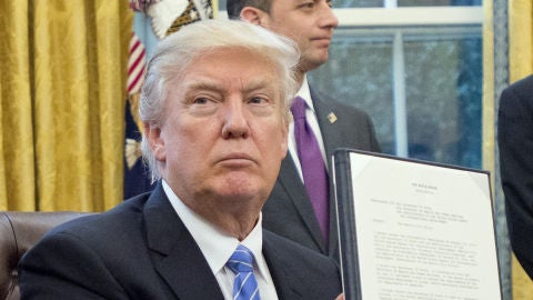 Trump firma una orden para sacar a EEUU del TPP