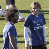 Marcelo y Modric sonríen durante un entrenamiento con el Real Madrid