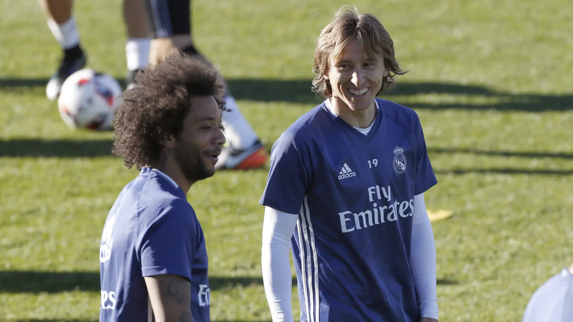 Marcelo y Modric sonríen durante un entrenamiento con el Real Madrid