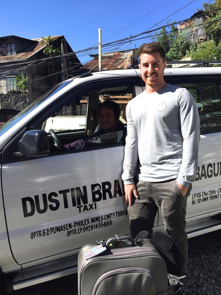 Un taxista consigue una beca para sus hijos y un puesto de trabajo mejor por devolver a un pasajero sus pertenencias olvidadas Un taxista consigue una beca para sus hijos y un puesto de trabajo mejor por devolver a un pasajero sus pertenencias olvidadas